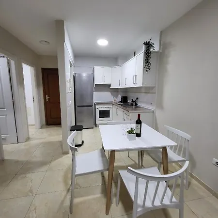 Apartamento Centrico En Candelaria, Con Piscina.
